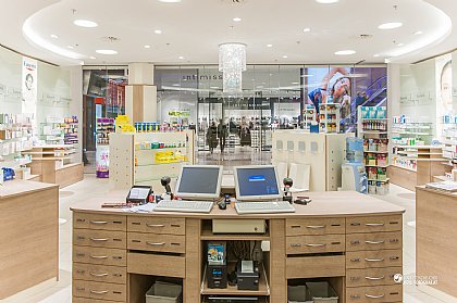 Sicht vom Verkaufspult in den Verkaufsraum der Apotheke Lentia